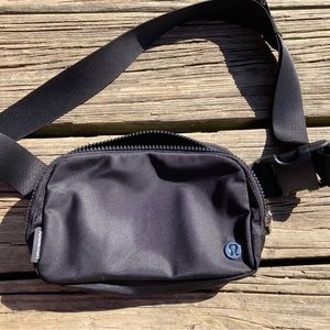 Lululemon everywhere belt bag